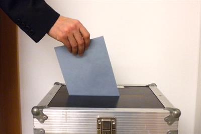 Stimmzettel-Einwurf